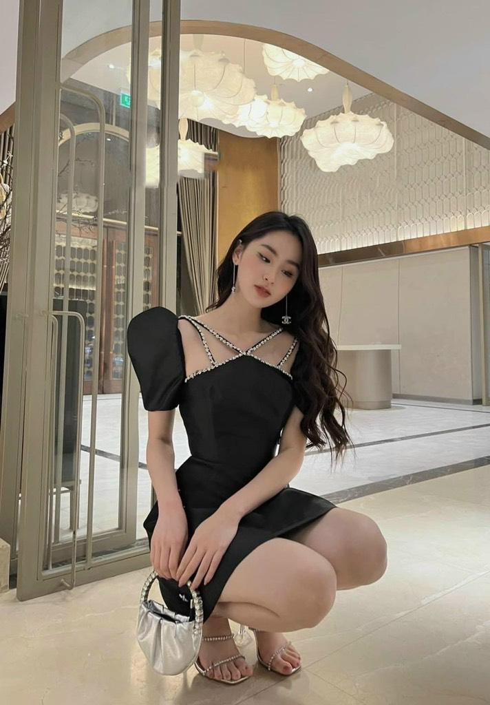 ĐẦM XÒE CHÉO CỔ ĐÍNH ĐÁ