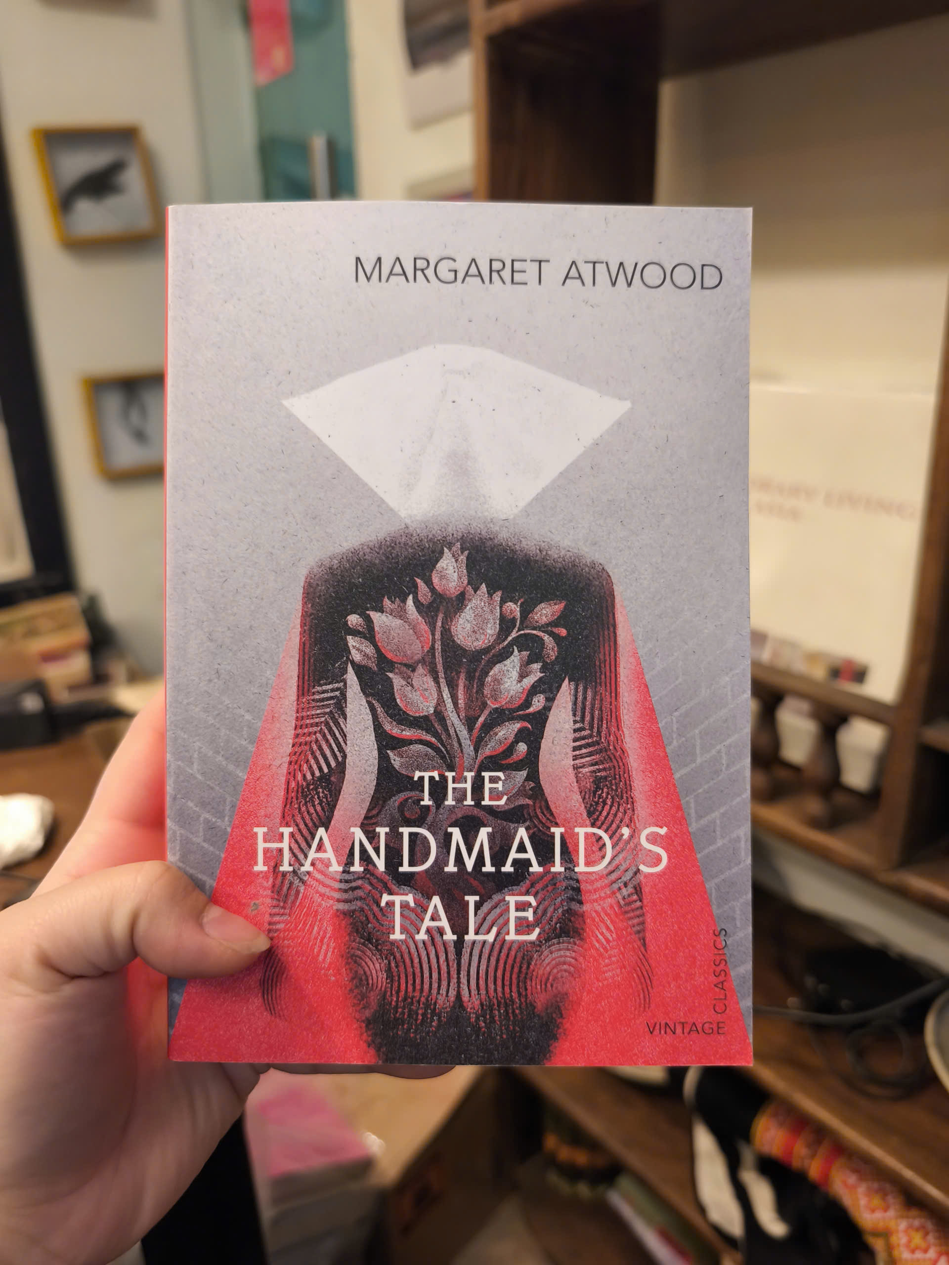 Sách - The Handmaid's Tale by Margaret Atwood - Fiction| Classics