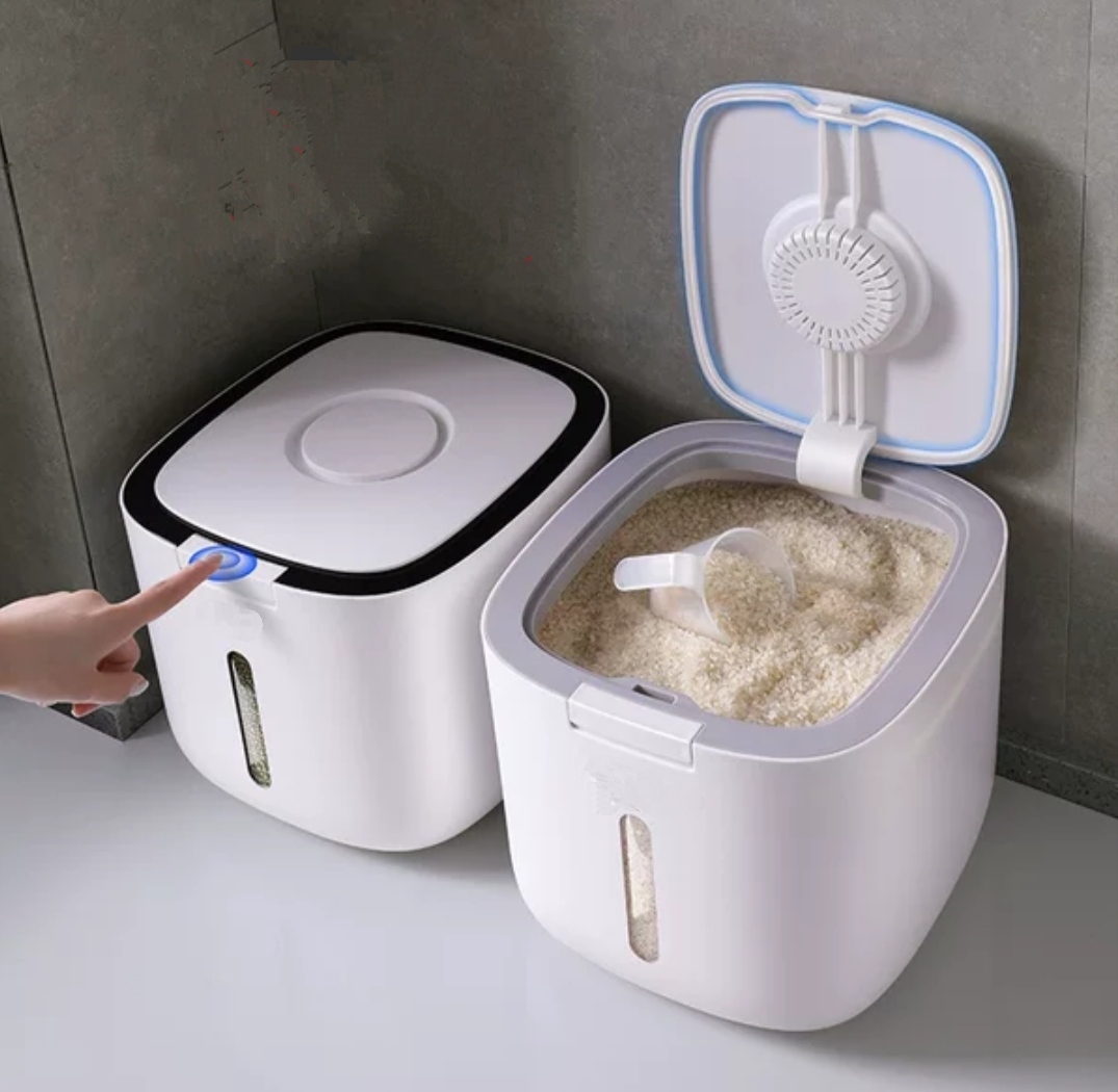 Thùng đựng gạo thông minh tặng bộ chổi vệ sinh bếp có nam châm hít thiết kế dạng nhấn nút, chất liệu ABS cao cấp (giao màu ngẫu nhiên)