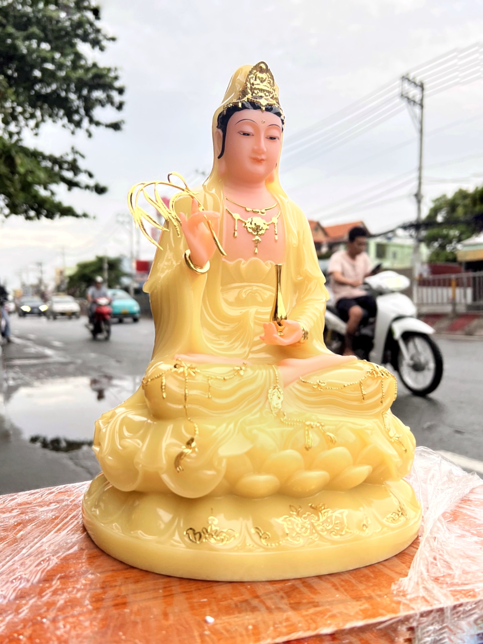 Tượng Quan Âm ngồi đài sen đá nhập khẩu cao cấp cao 30cm – Màu Vàng