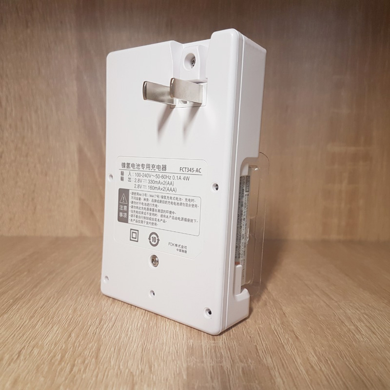 Box sạc kèm 4 pin AA Fujitsu HR-3UTC 1900mAh hàng nội địa box Nhật - made in JAPAN Hàng Nhập Khẩu