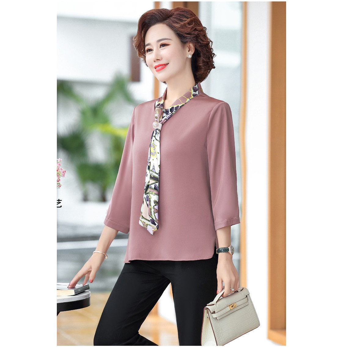 Áo sơ mi nữ trung niên cổ tròn tay lỡ kèm khăn.