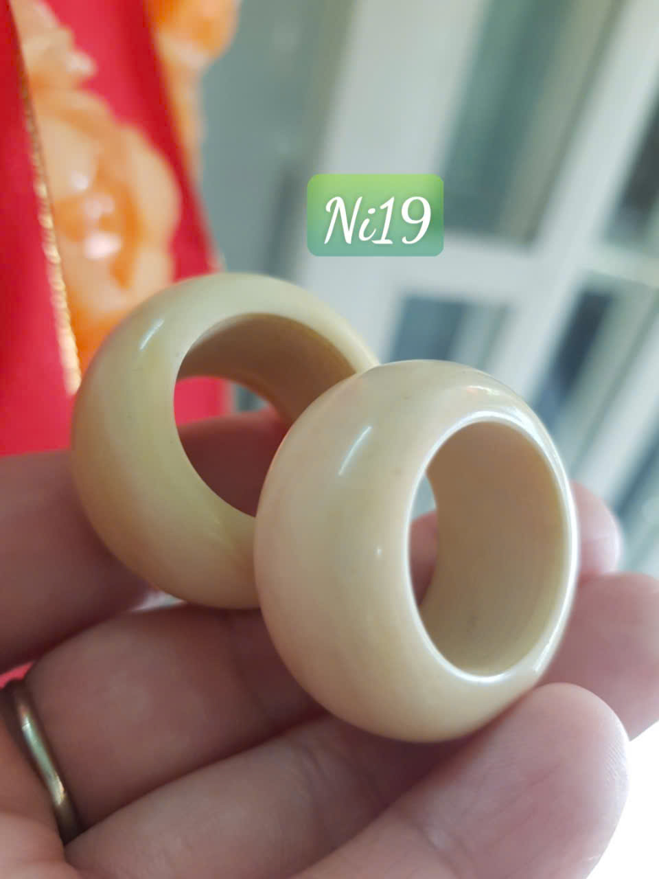 Nhẫn Nam Giả Ngà hay Xương Mỹ Nghệ màu trắng Ni 19mm Cao 15mm Dầy 6mm Dành Cho Các Anh Nam đeo nhẫn ngón tay cái hay bất kỳ ngón tay nào ni lọt vừa tay là 19mm rẻ vẫn đẹp như thường ạ