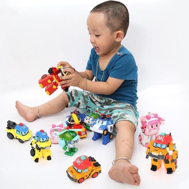 - 1 chú Robocar biến hình.
