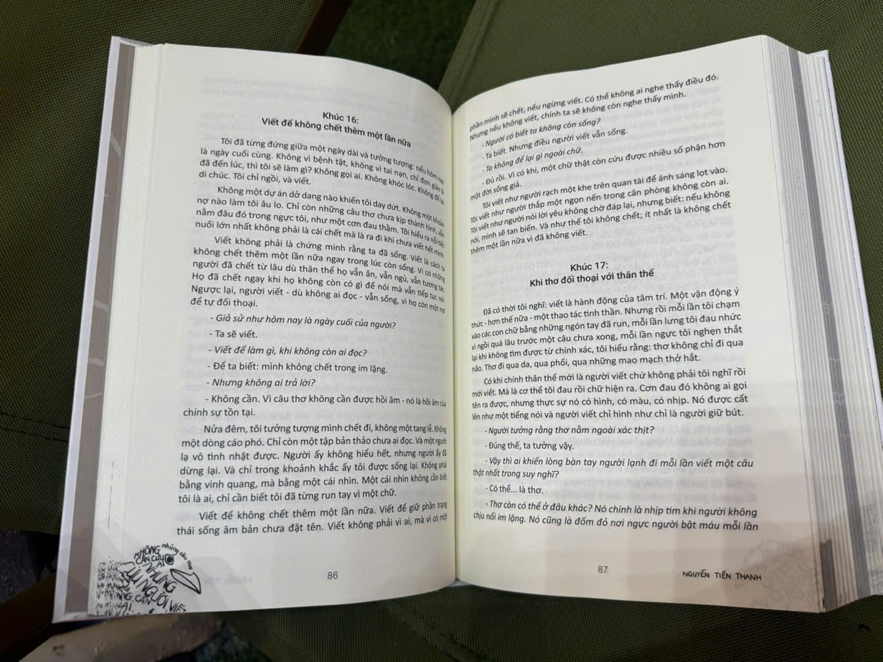 (Bìa cứng) NHỮNG CÂU THƠ KHÔNG CẦN CỨU AI NHƯNG CỨU NGƯỜI VIẾT – Nguyễn Tiến Thanh - NXB Hội Nhà Văn