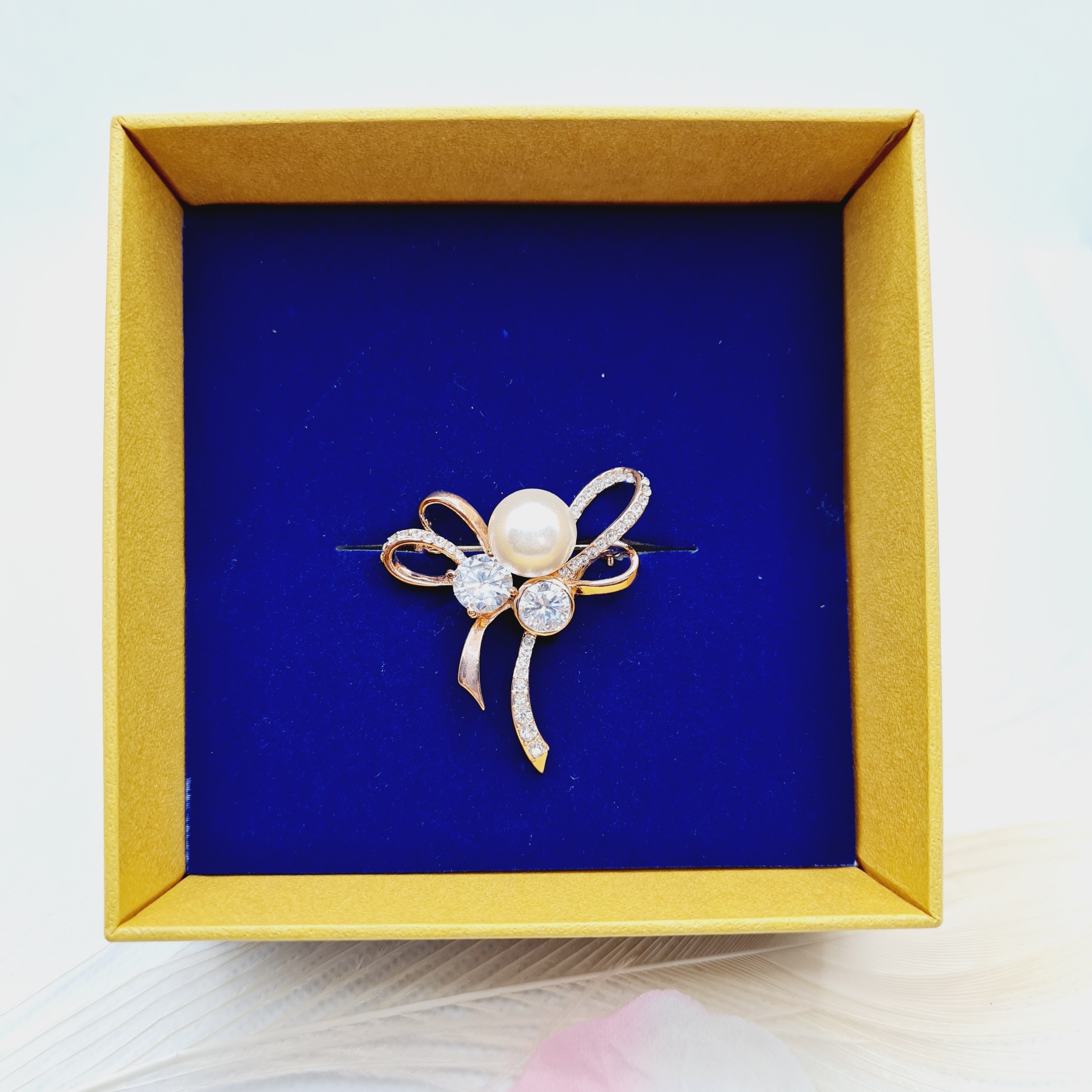 Cài áo nơ đá trắng