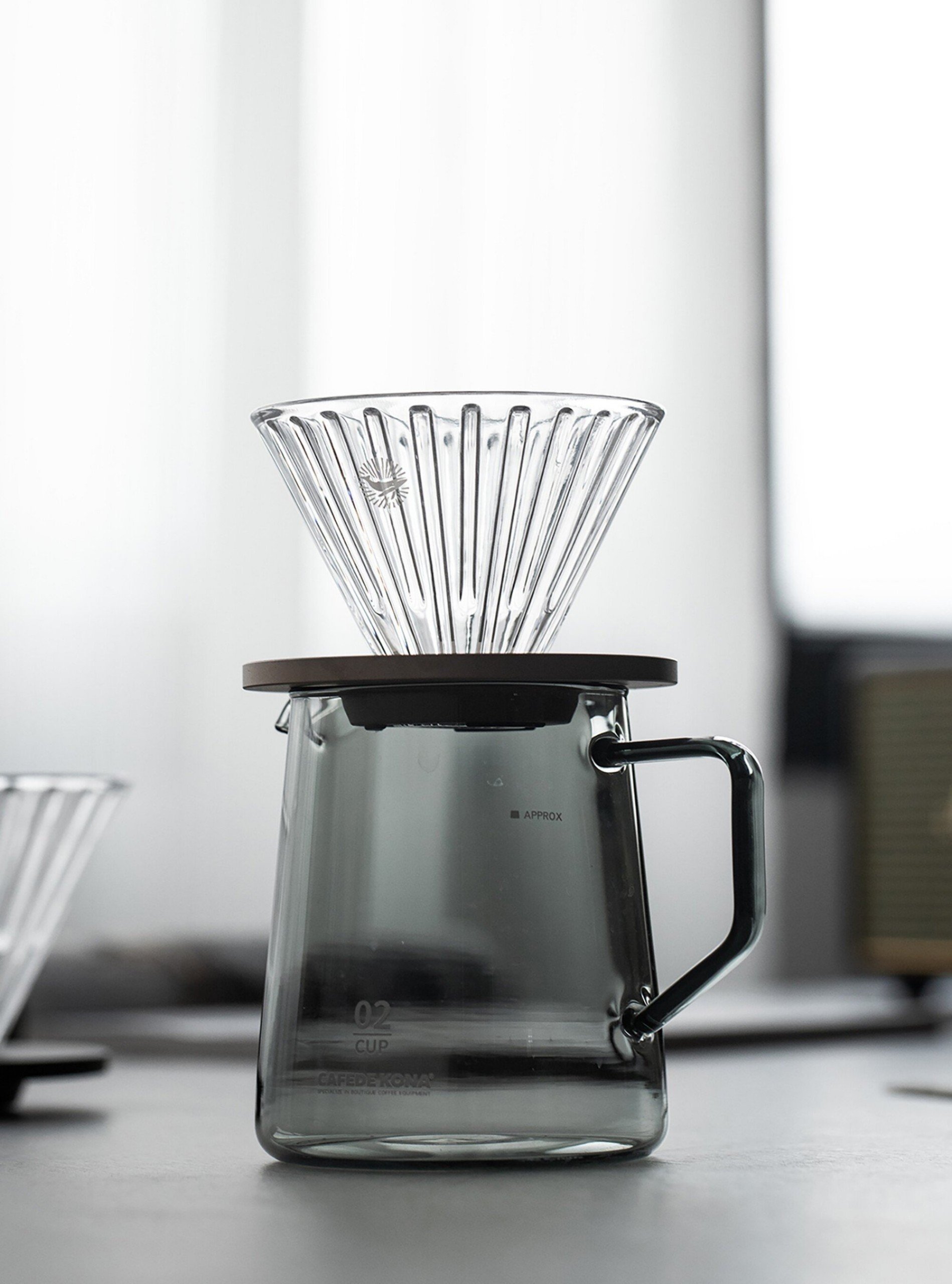 Phễu thuỷ tinh V60 rãnh thẳng đế nhôm Cafede Kona