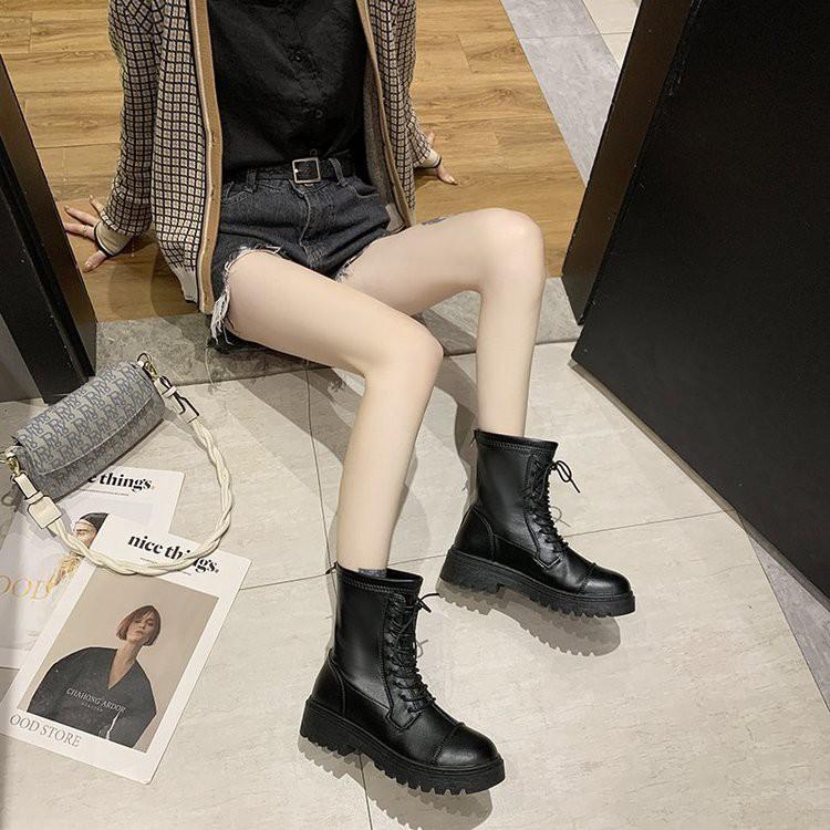 Giày cao gót với đế giày dày