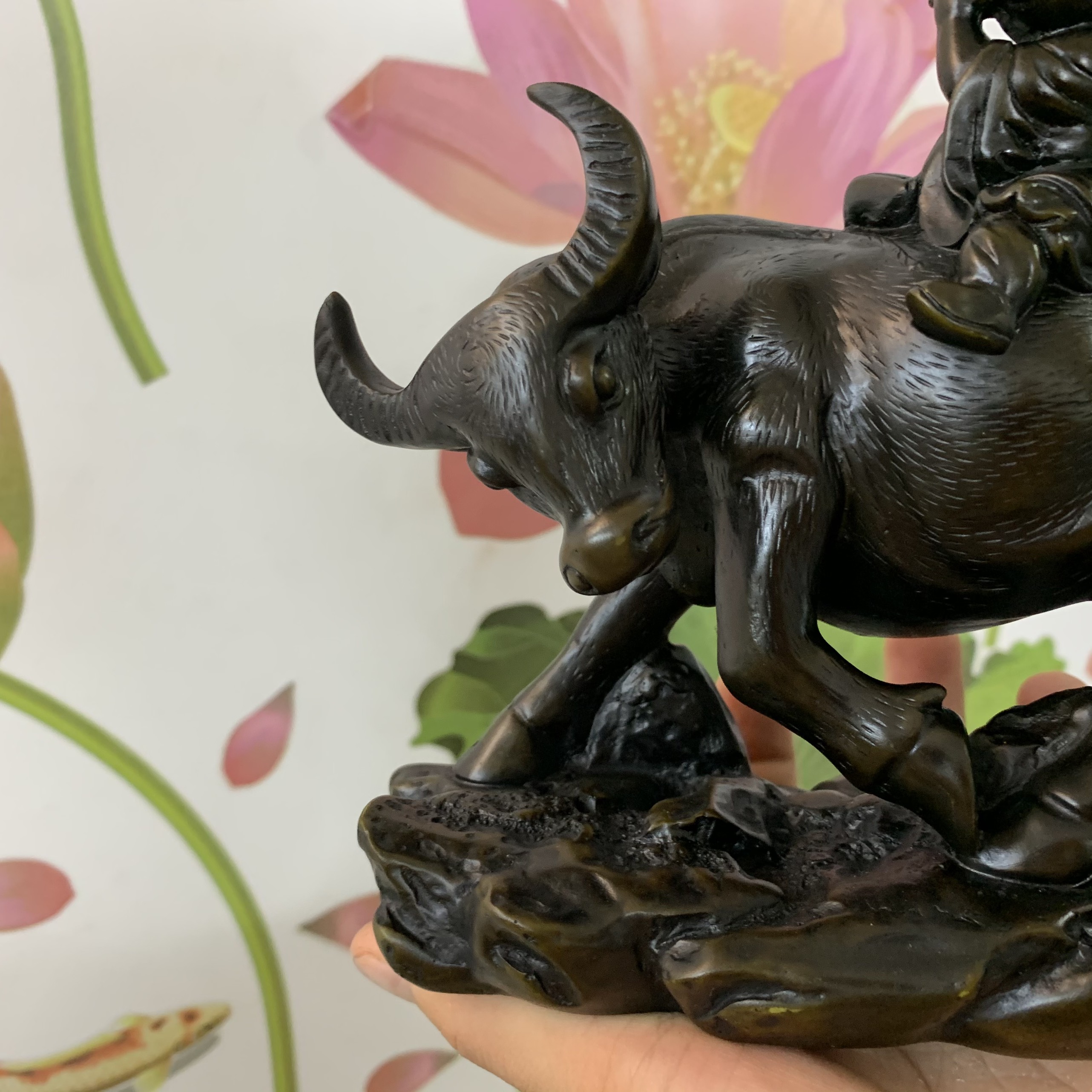 Tượng đá trang trí mục đồng cưỡi Trâu phong thủy có đế- Chiều cao 17cm - Màu Nâu Đen - Đá Composite