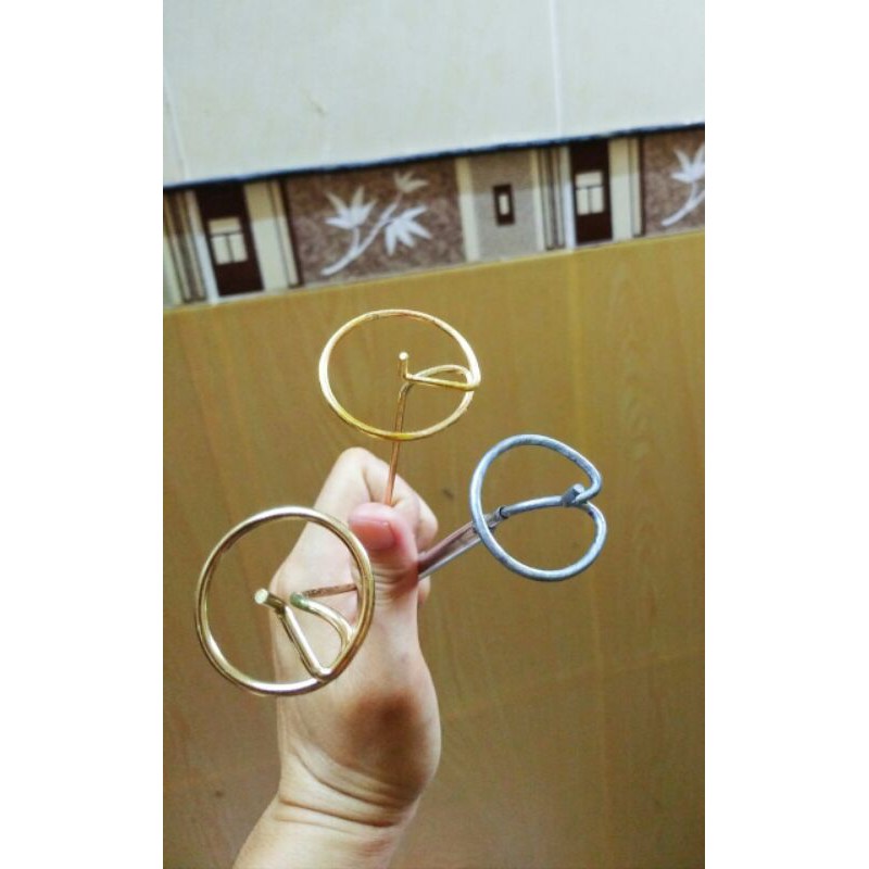 1 cây cắm nhang khoanh/hương vòng