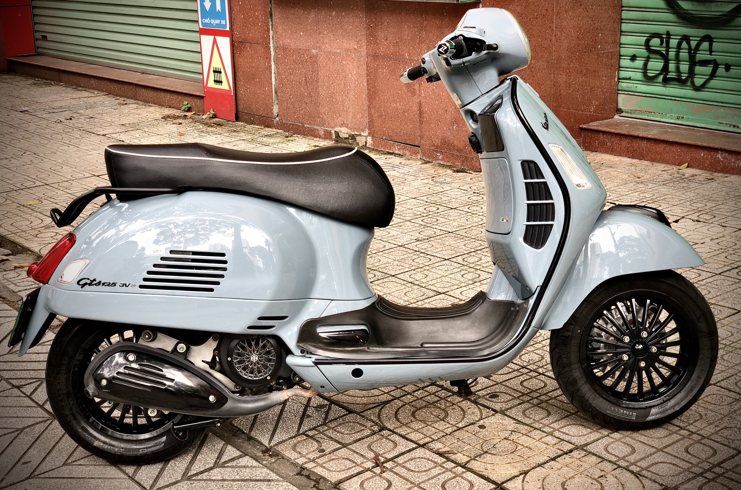 Tem - Decal dán xe máy Vespa GTS 125 3V ie chữ nổi Màu Đen -TKAs.8532