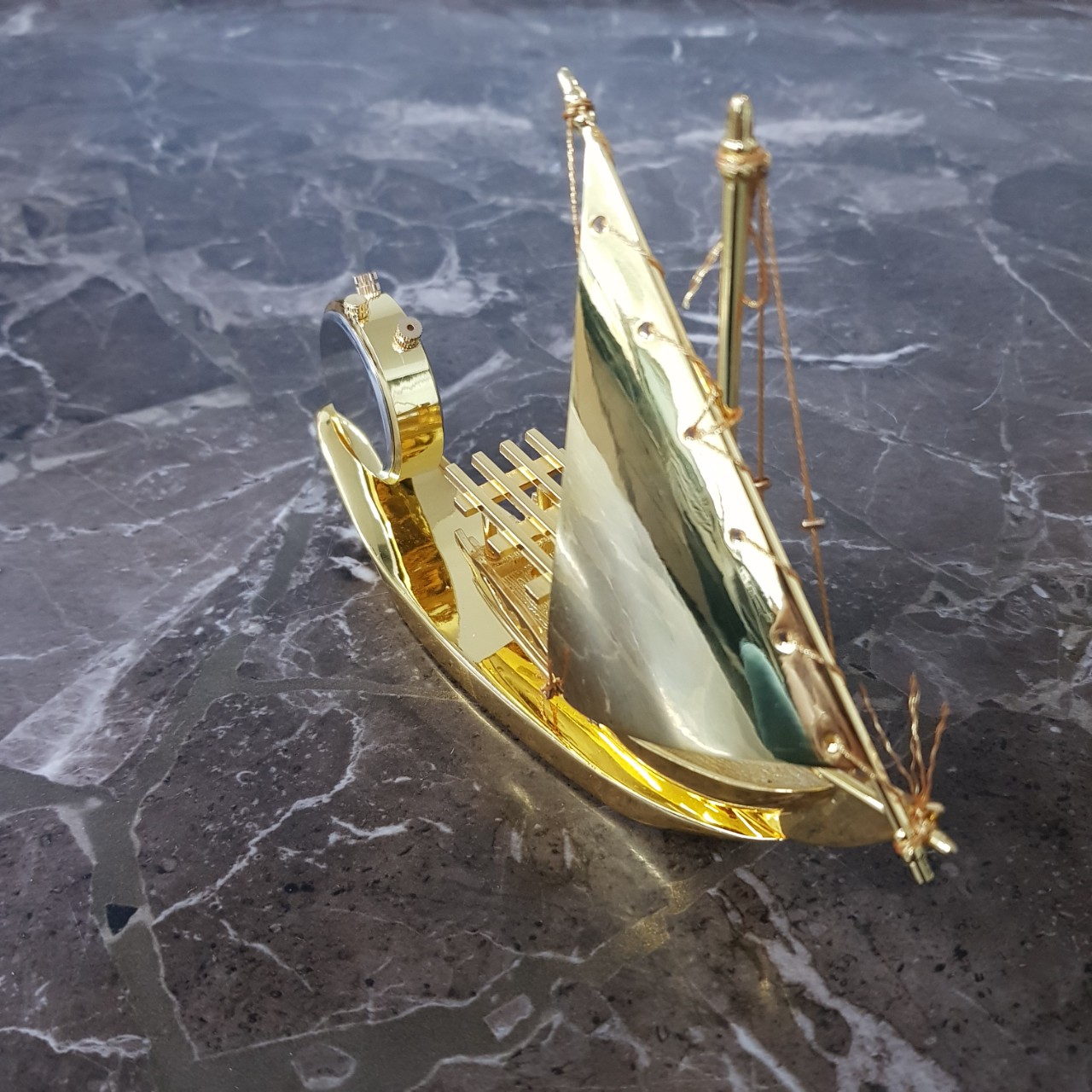 Thuyền buồm thuận buồm xuôi gió tích hợp đồng hồ, nước hoa trang trí Taplo ô tô HC885 - Chất liệu: Hợp kim 520g