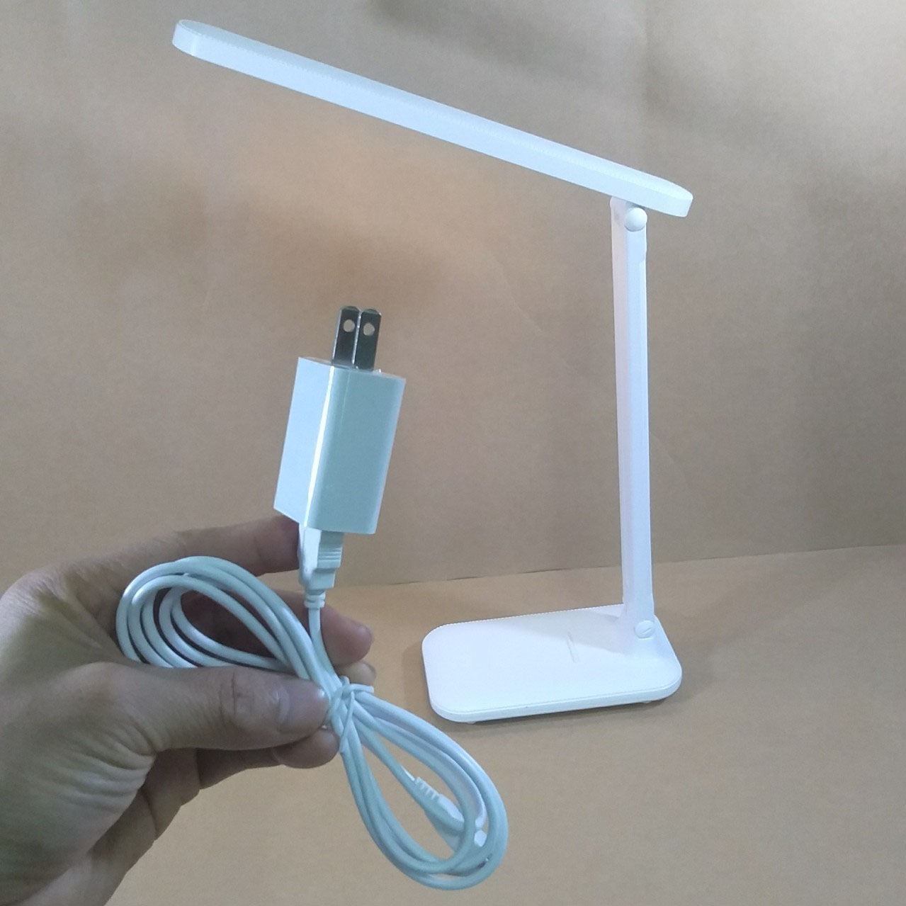 Đèn led để bàn chống cận