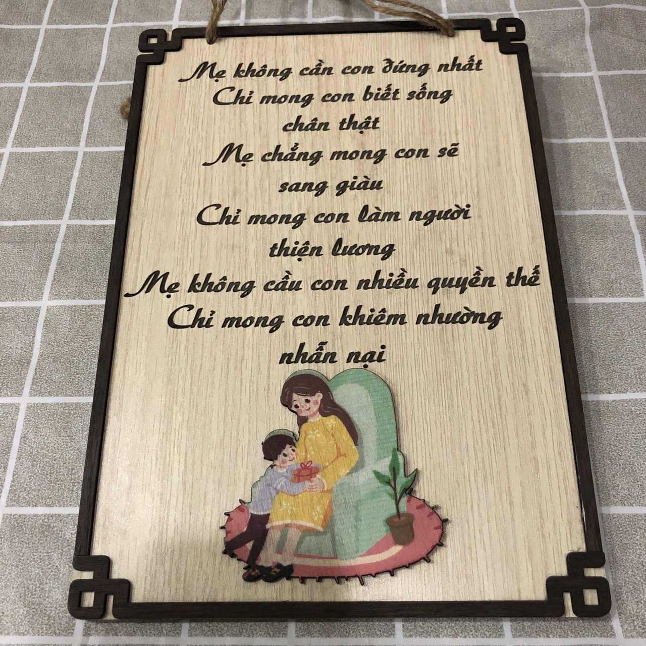 Tranh gỗ chữ thư pháp khắc laze trên nền gỗ bền lâu tặng kèm đinh 3 chân bài thơ về người mẹ