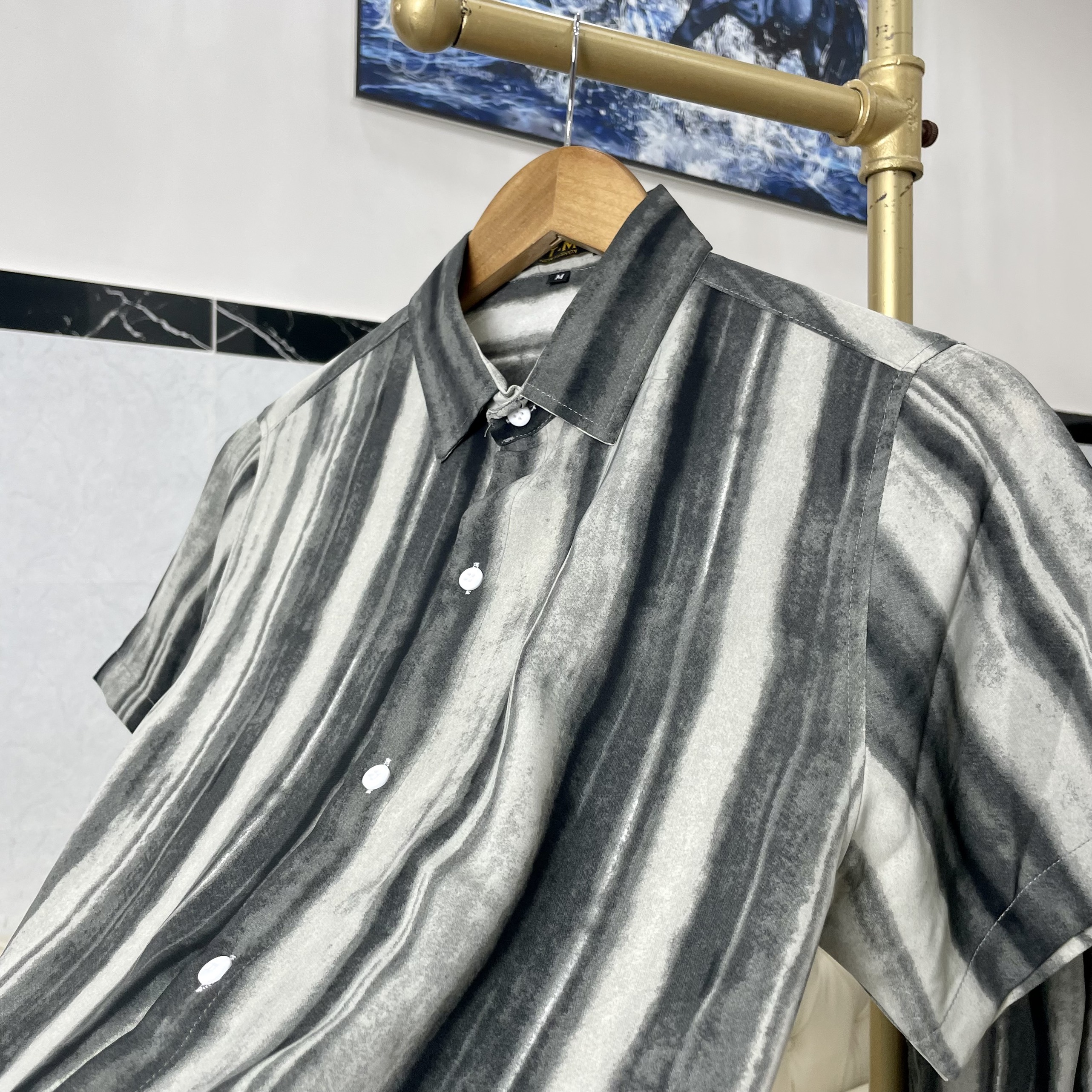 Bộ áo sơ mi nam tay ngắn quần short ống rộng họa tiết sọc loang chất lụa mango không nhăn mềm rũ