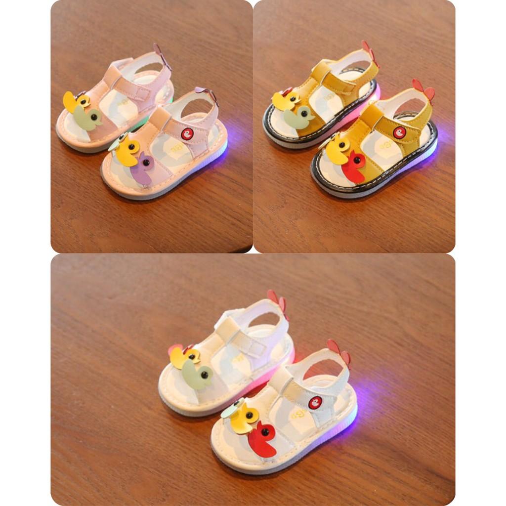 Sandal tập đi đính con vịt đáng yêu cho bé gái 0-2 tuổi