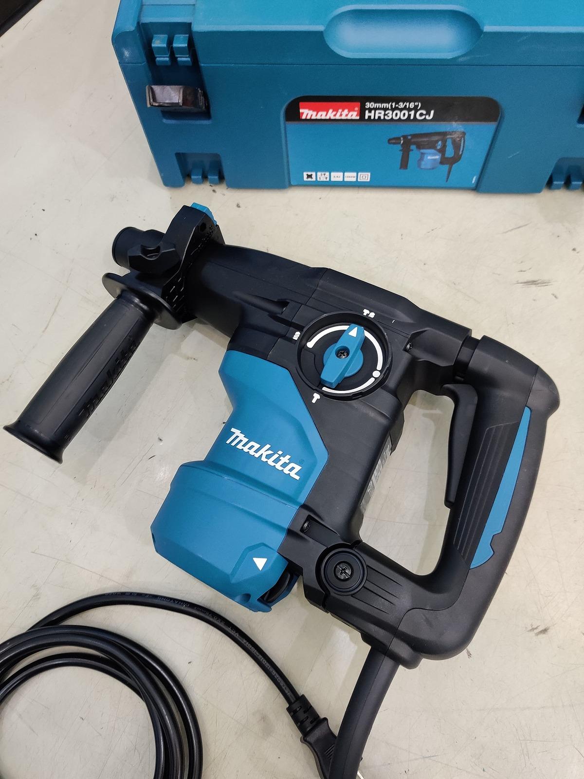MÁY KHOAN ĐỘNG LỰC 30MM 1050W MAKITA HR3001CJ - HÀNG CHÍNH HÃNG