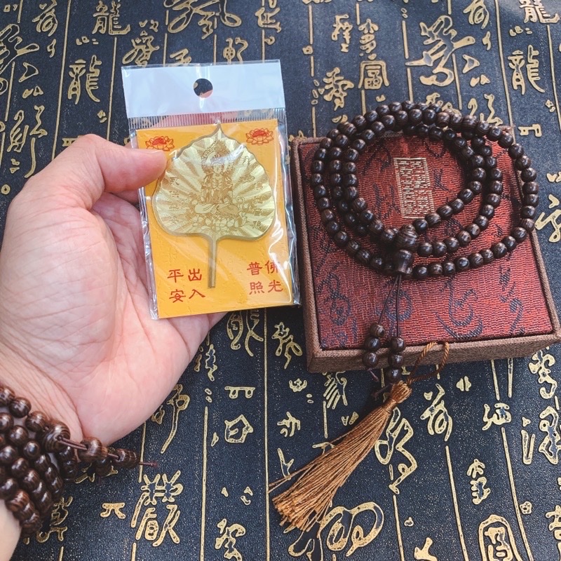 Vòng trầm 108 hạt kèm lá bồ đề , có hộp đựng  bằng gấm cao cấp , vòng đeo tay cho cả nam và nữ