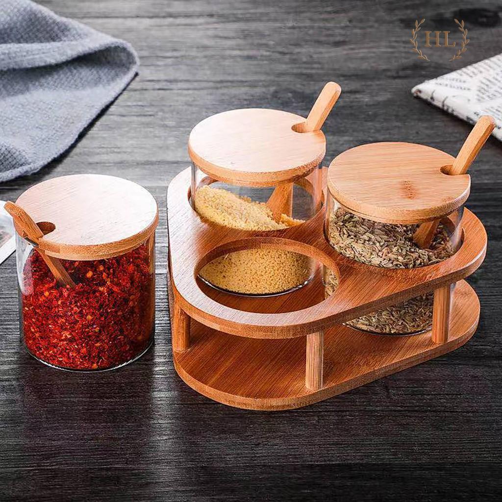 HŨ THỦY TINH CAO CẤP ĐỰNG GIA VỊ KÈM KHAY VÀ THÌA GỖ