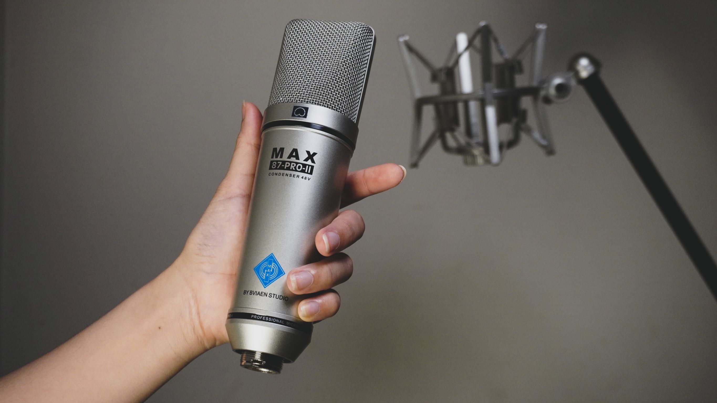 Mic thu âm Max 87-Pro-II - Micro 48V thu âm chuyên nghiệp - Condenser microphone - Dùng cho phòng thu, livestream, karaoke online - Tương thích nhiều loại soundcard, mixer - Thiết kế tinh tế, sang trọng - Hàng nhập khẩu