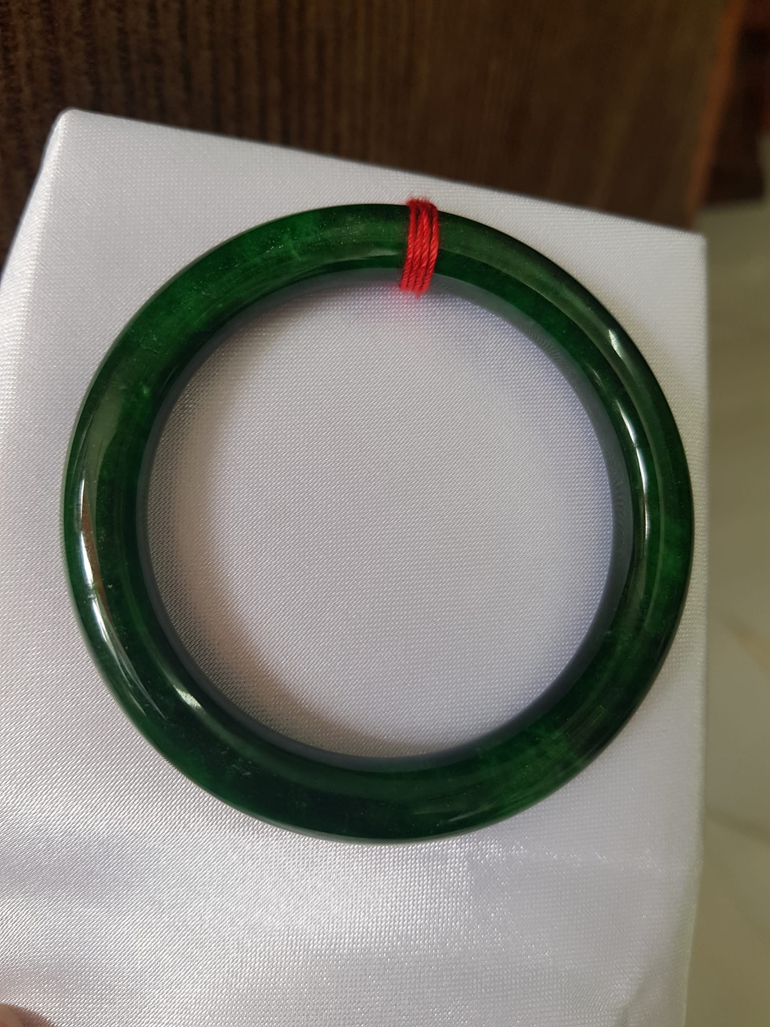 Vòng tay đá cẩm thạch Sơn Thủy size 48mm x cọng 8mm   Màu Xanh Đậm bóng nữ 40kg-48kg đeo   Hợp nữ mệnh Thủy mệnh Mộc ạ