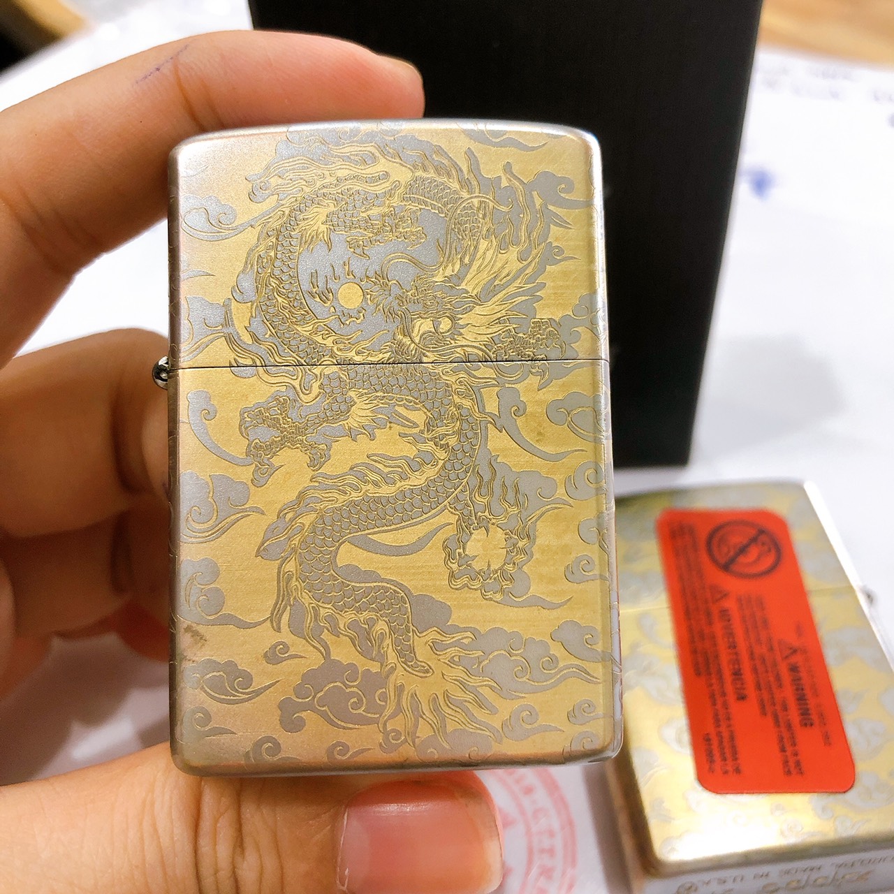 Bật lửa Ziippo Satin khắc ăn mòn Rồng vờn châu, Vỏ bằng đồng có tem đỏ