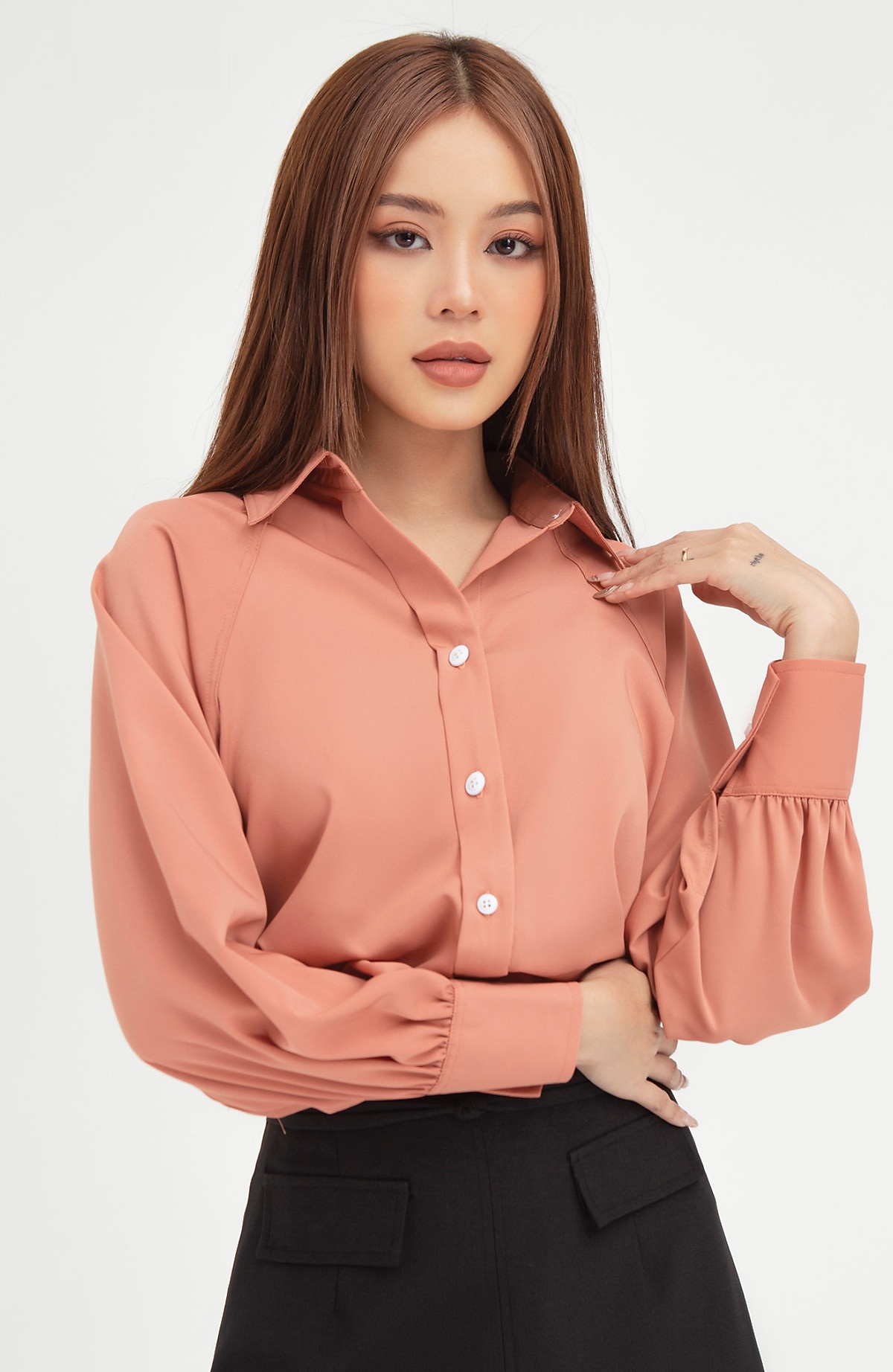 Áo sơ mi nữ hồng cổ đức tay bồng đính cúc đơn giản, sang trọng.