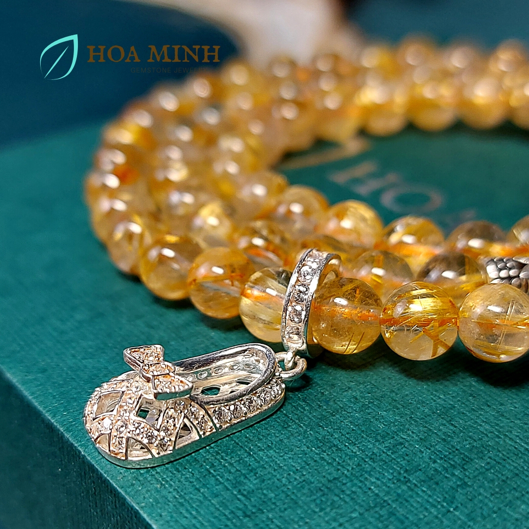 Vòng tay Thạch Anh Tóc Vàng thiên nhiên 6 li VIP quấn 3 vòng phối charm chiếc giày búp bê bạc ta chuẩn, hợp mệnh Kim Thổ