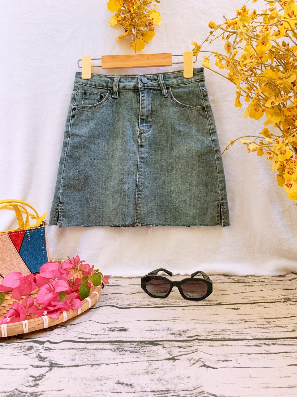 Chân váy quần jeans tua rua xẻ tà