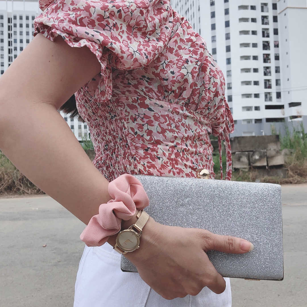 Vì dài dự tiệc, sự kiện, vỏ ngoài đính đá sang trọng, chất liệu nhôm cứng, đựng được điện thoại