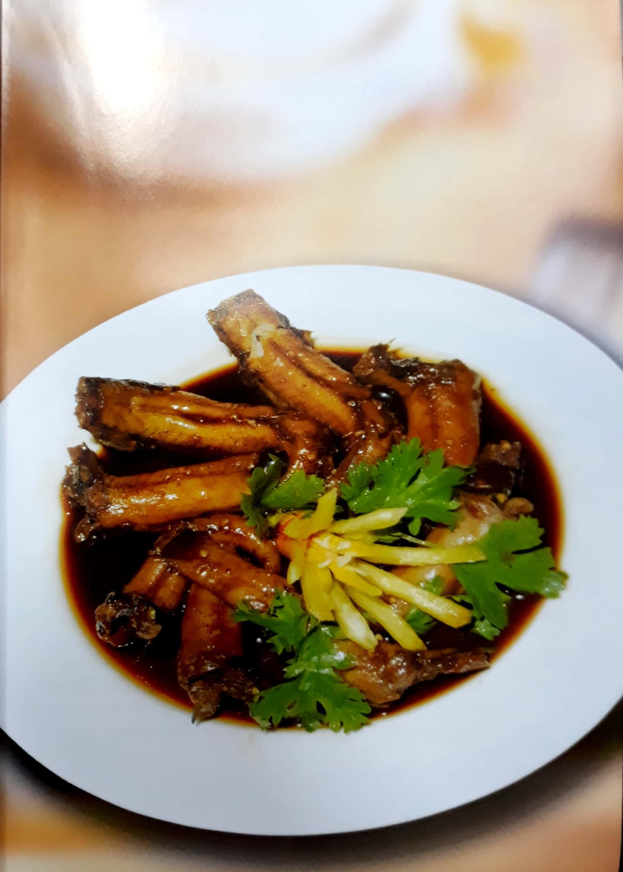 Sách Thực Đơn Cơm Gia Đình 3 Món Miền Trung (Tái Bản)