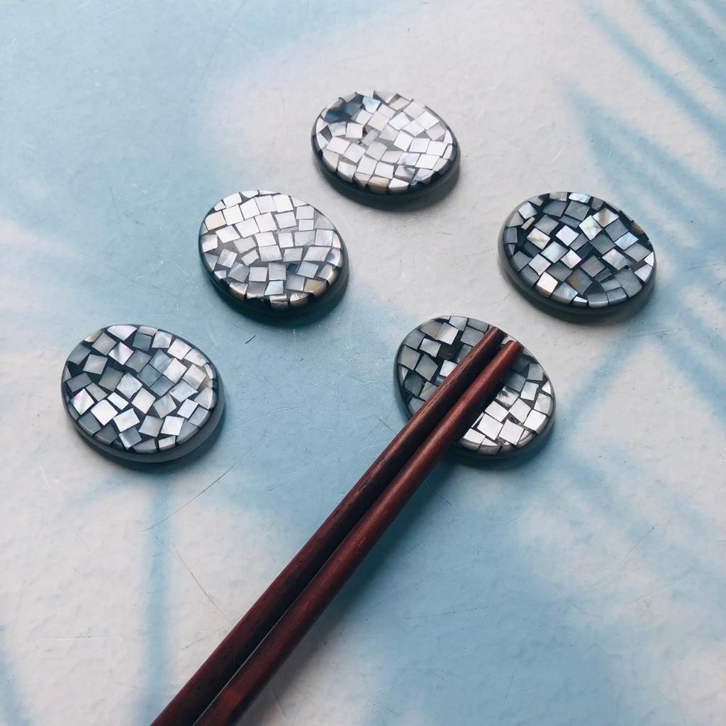 Gác Trai Oval Khảm Xà Cừ Dùng Kê Đũa, Thìa, Phụ Kiện Bàn Ăn, Nhà Hàng, Khách Sạn Đẹp Mắt Của Craft Closet