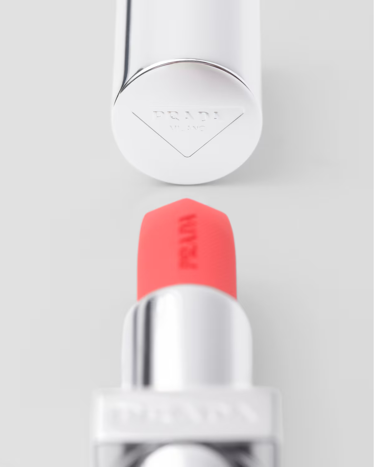 Son màu Prada Monochrome Buildable Weightless Lipcolor O176_NACARAT 3.8gr