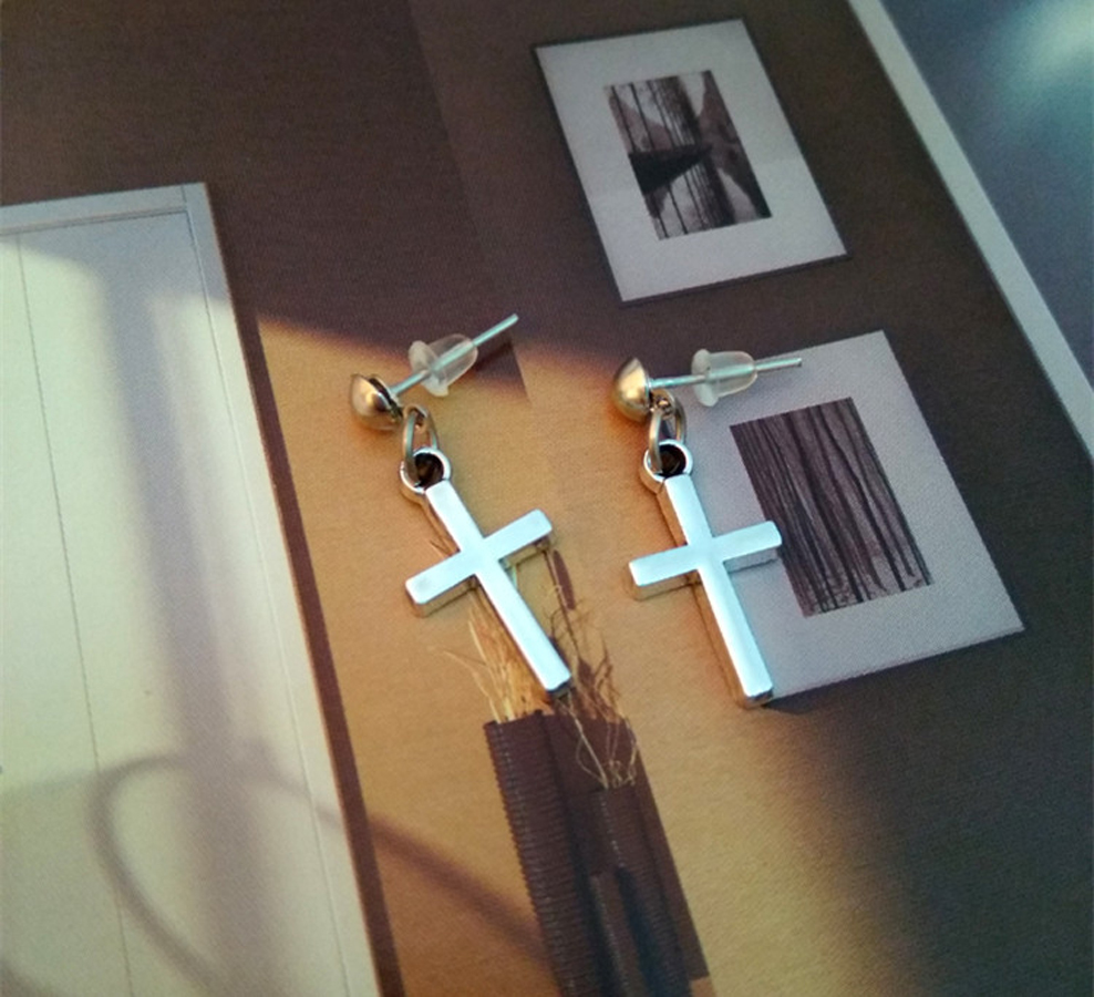 Bông tai thánh giá idol G-Dragon 1 bên cá tính