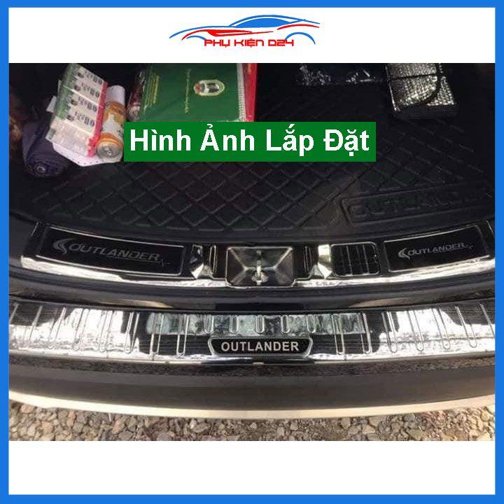 Ốp chống trầy cốp Outlander 2016-2017-2018-2019-2020-2021-2022 vân titan chóng va đập bảo vệ xe