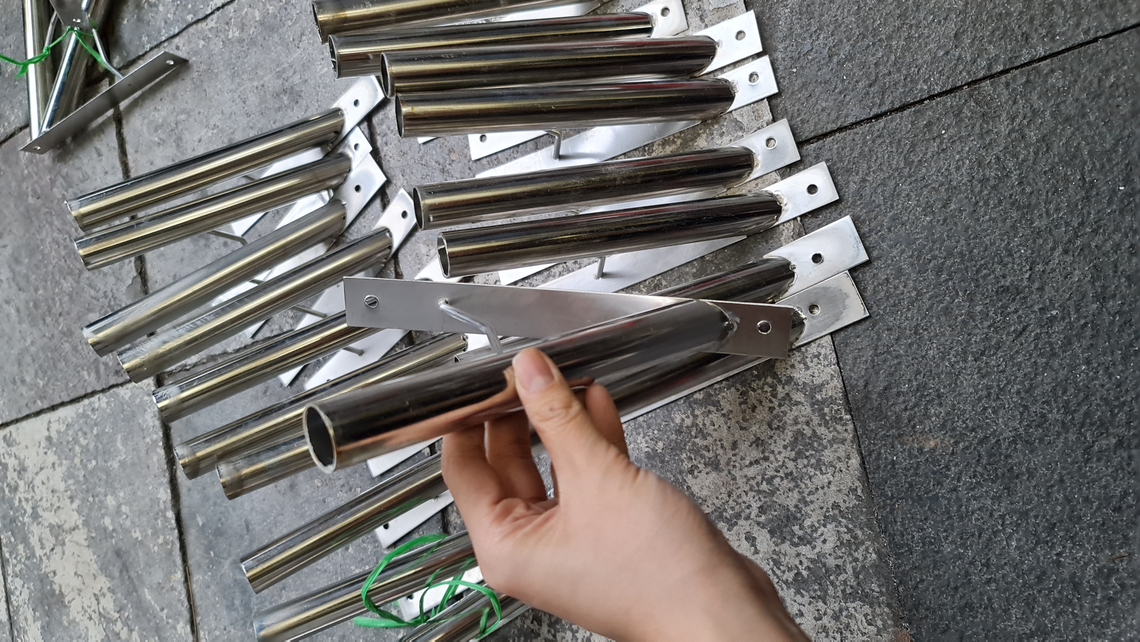 Giá treo cờ bằng inox - giá cắm cờ bắt tường