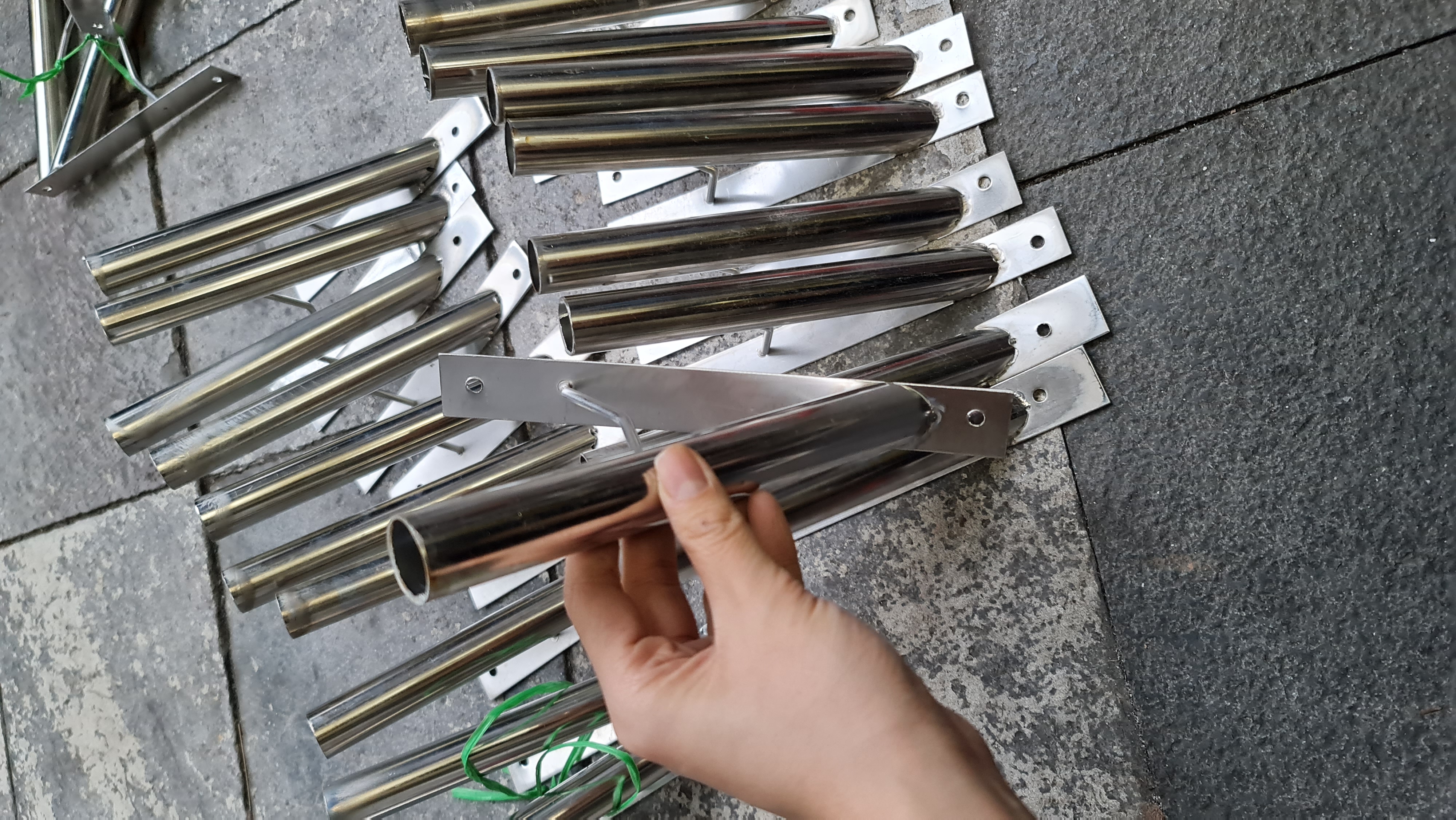 giá treo cờ bằng inox - giá cắm cờ bắt tường