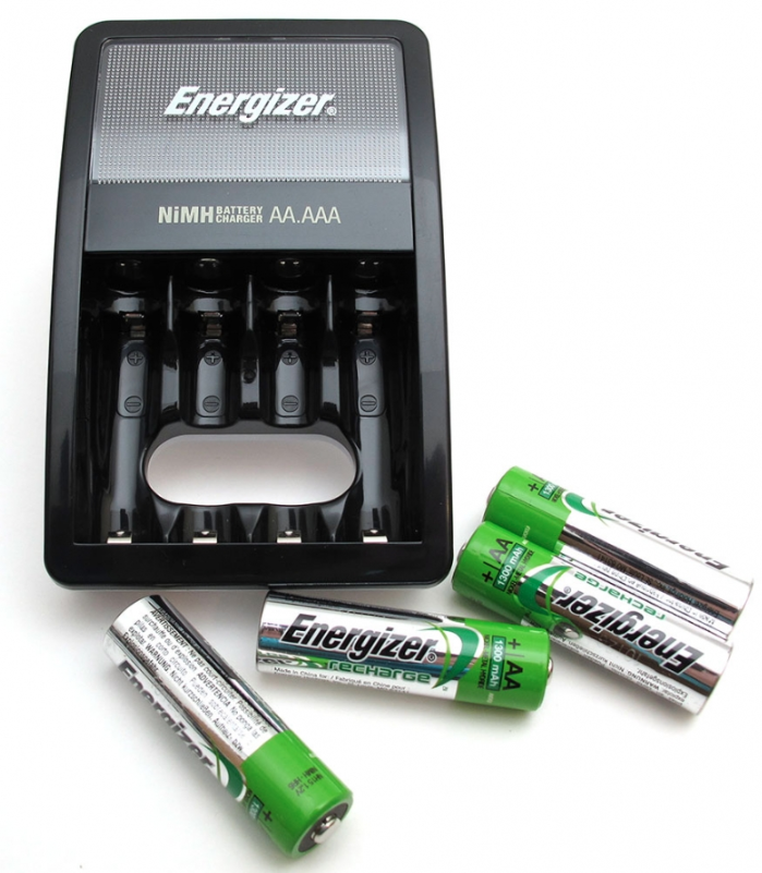 Bộ sạc pin Energizer CHVCM4 Recharge Maxi tặng kèm 4 viên pin sạc AA dung lượng 2000mAh - Hàng chính hãng