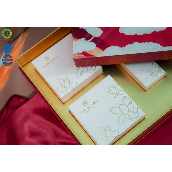 Hộp bánh trung thu Long Vân 1080g gồm 4 bánh (220g) - Thành Long - Tặng 1 hộp trà - Việt Nam
