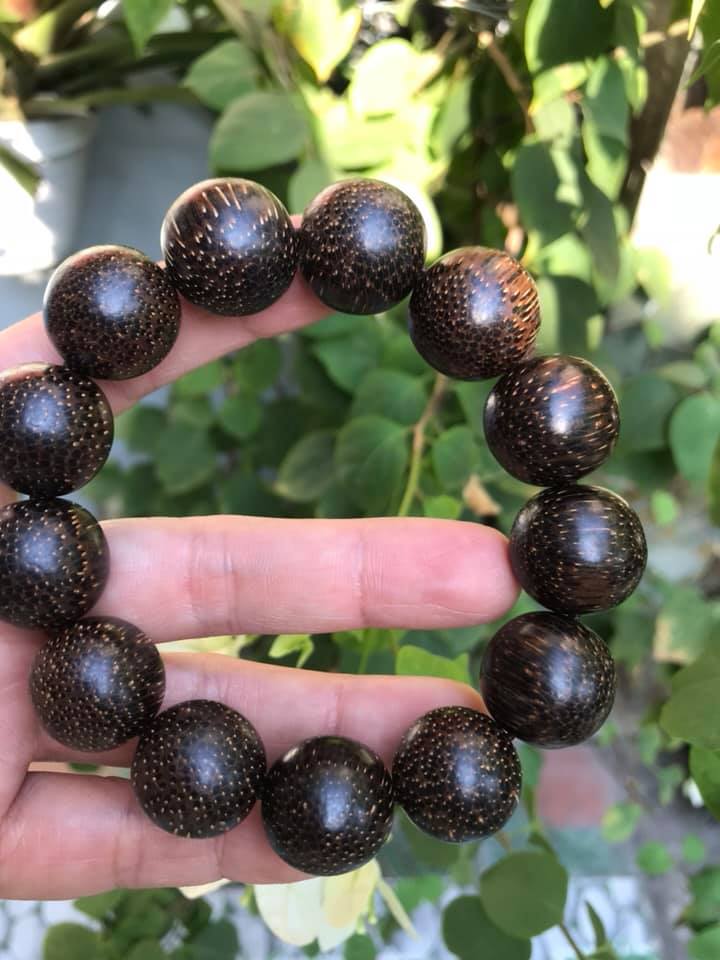 VÒNG ĐEO TAY NAM CHÂT LIỆU GỖ TRẦM HƯƠNG THƠM SIZE 18MM GỒM 13 HẠT ĐÚNG CUNG SANH ĐẸP LẮM LUÔN MÀU GỖ TỰ NHIÊN BÔNG BÔNG ĐẸP SANG Ạ