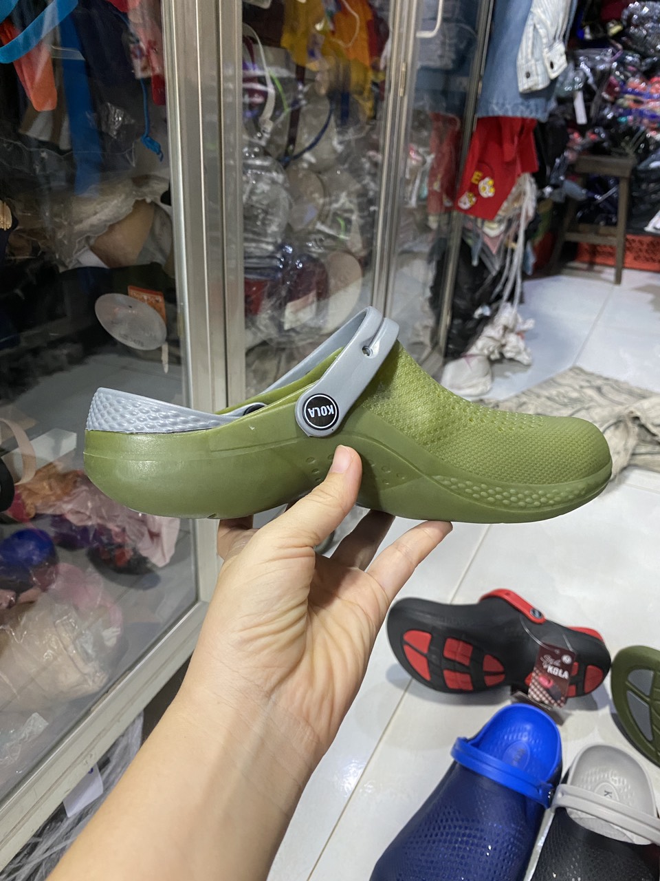 DÉP SỤC NHỰA ĐI MƯA LỖ NHỎ THOÁNG KHÍ NAM SIZE 40-44 ĐỦ MÀU