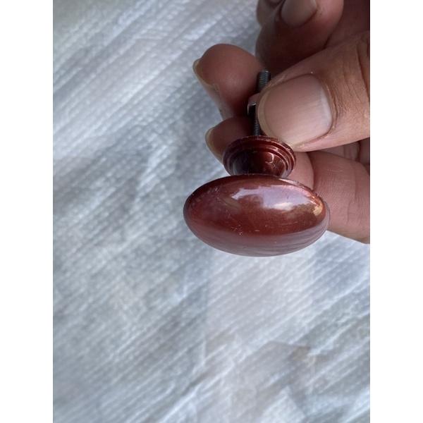 Núm tủ nhựa tròn giả gỗ kèm ốc