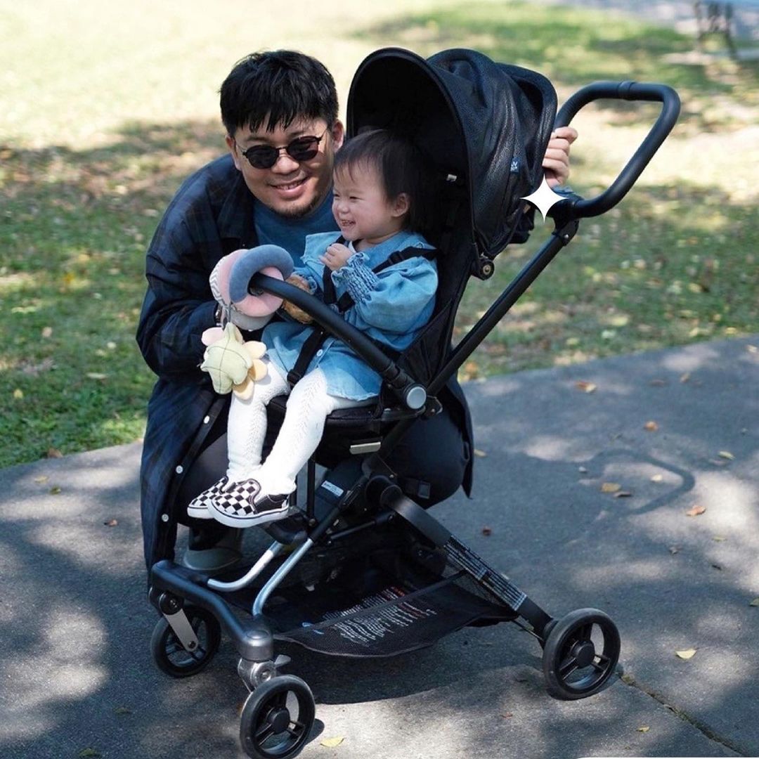 Unilove Xe đẩy siêu nhẹ 2 trong 1 On The Go dễ dàng gấp gọn, có mái vòm chống tia UV và ghế ngồi xoay 360 độ
