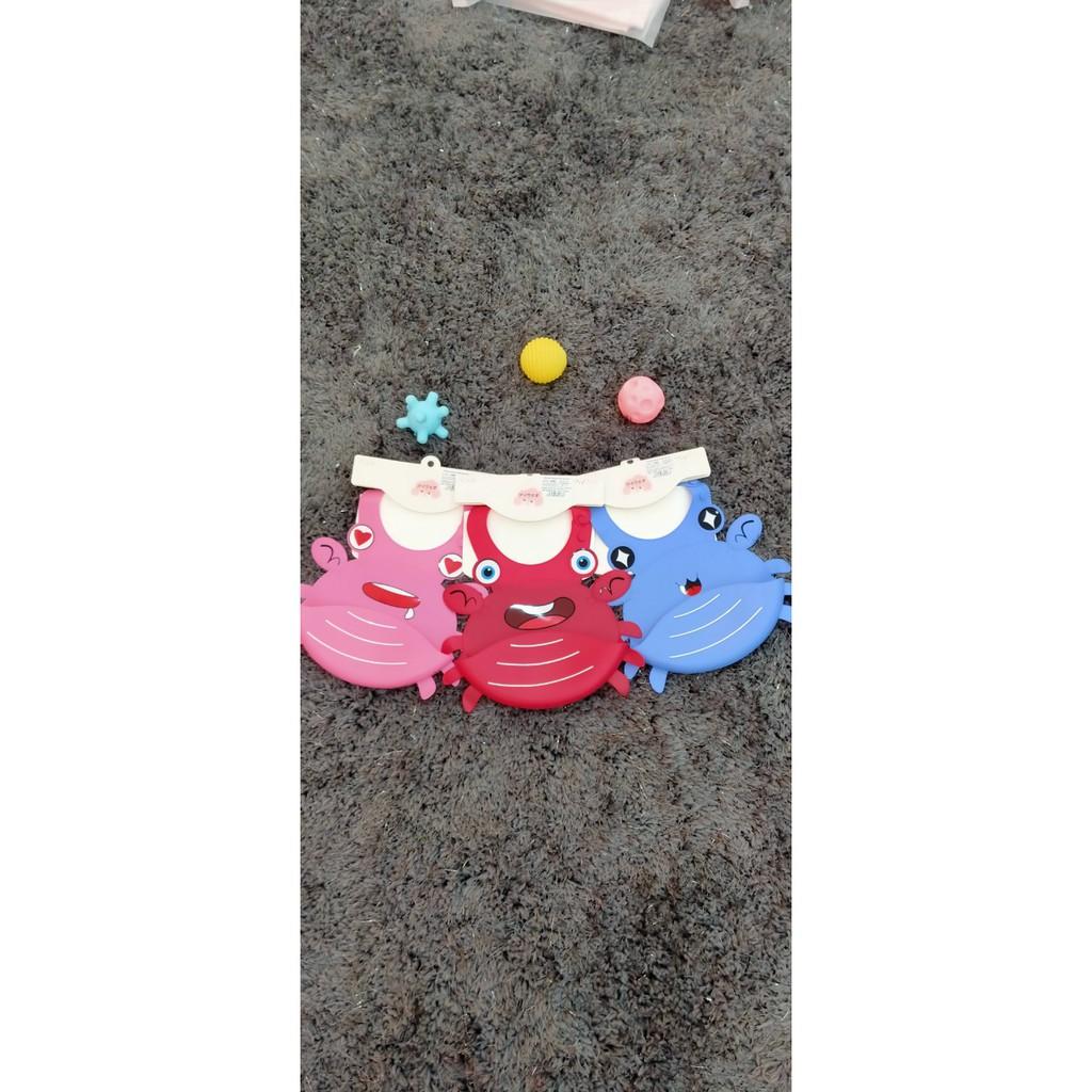 Yếm ăn silicone cho bé từ 0-3 tuổi hình con cua , thương hiệu Aiueo Nhật Bản.