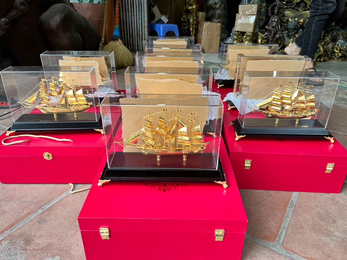 Mô hình thuyền buồm mạ vàng 24k đẹp