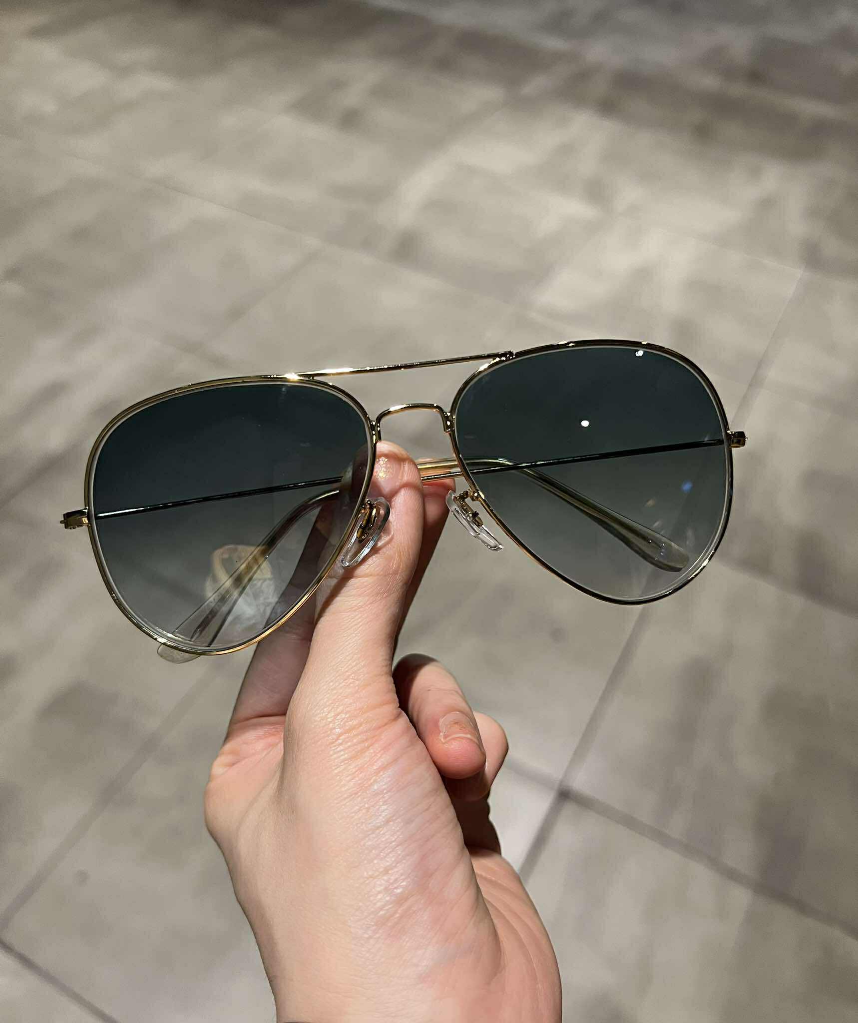 Kính râm màu xanh dáng phi công gọng kim loại