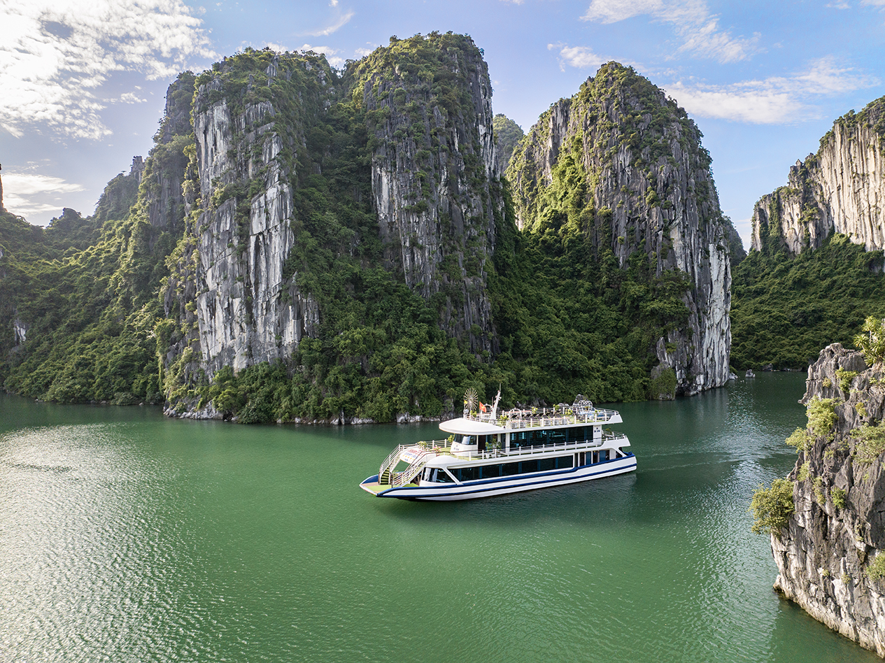 Tour du thuyền Hercules 5 sao thăm vịnh Hạ Long 6 tiếng - Full dịch vụ xe đưa đón - Ăn trưa Buffet - Miễn phí chèo Kayak