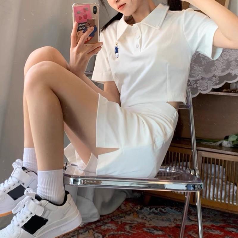 Set áo polo croptop logo gấu mix chân váy xẻ 2021