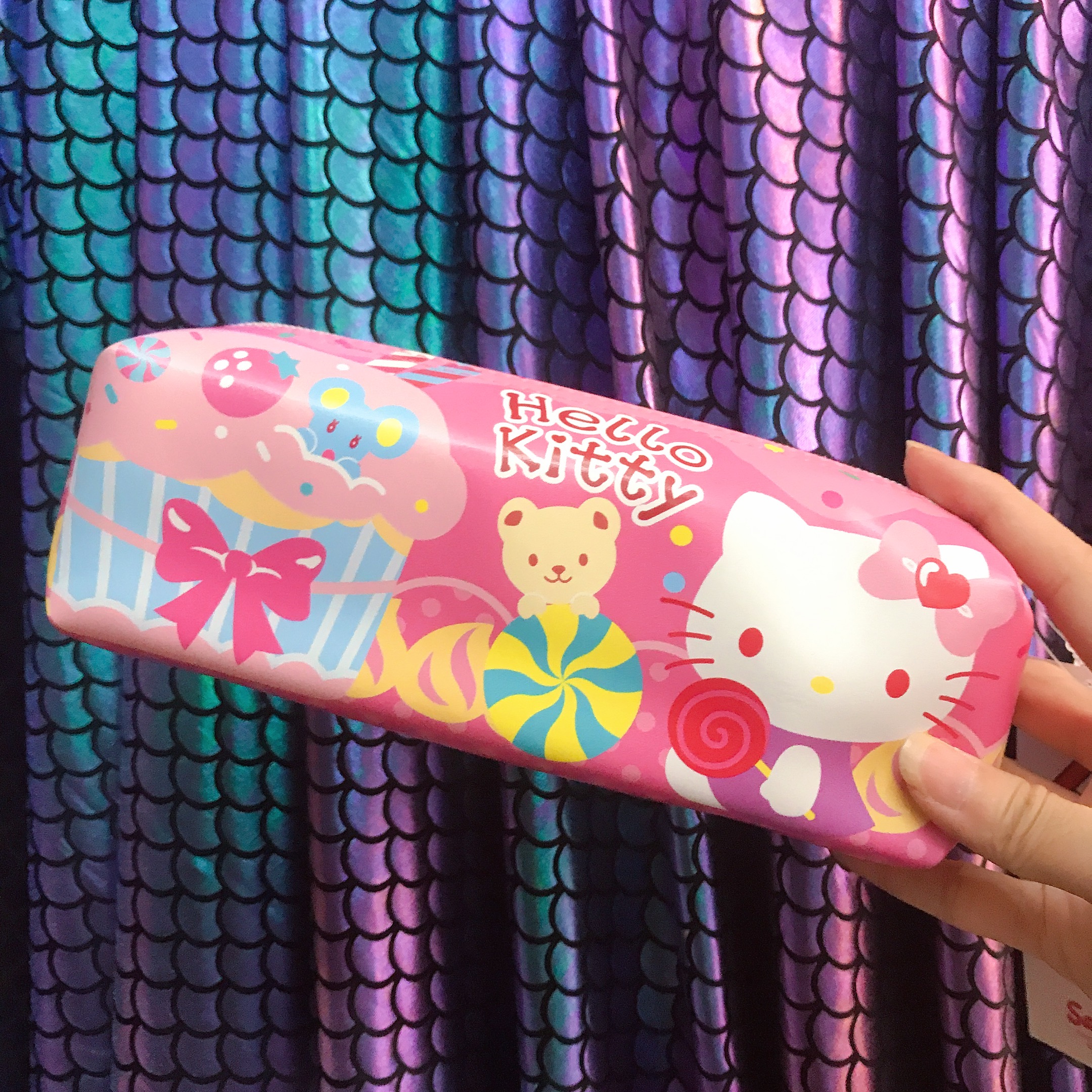 HỘP BÚT , BÓP VIẾT HÌNH MÈO HELLO KITTY BÁNH KEM VÀ KẸO MÀU HỒNG CHO BÉ GÁI , TRẺ EM (THÁI LAN) - 170KT434135 (20x6x7cm)