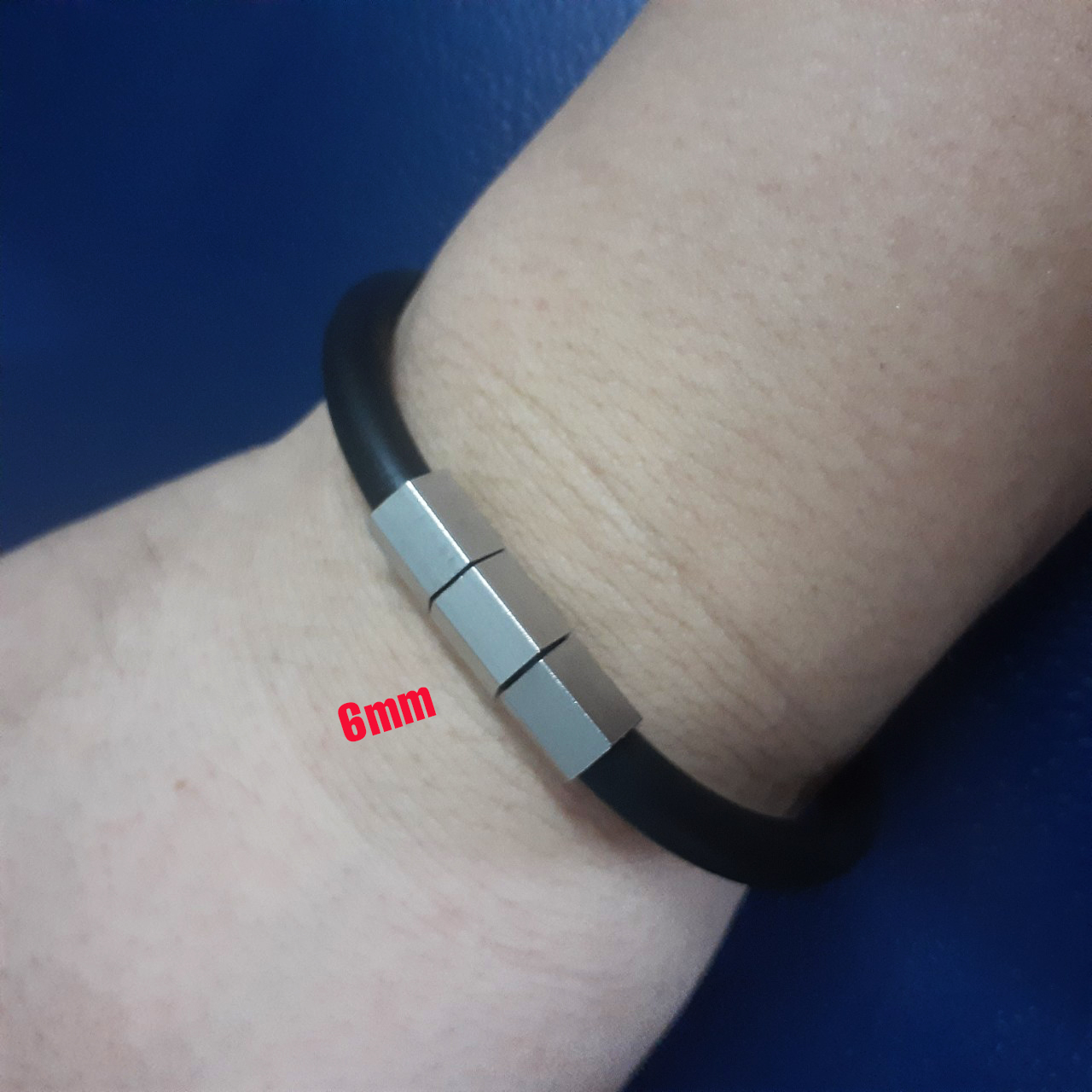 Vòng tay cao su cao cấp 6ly khóa vip bọc khoen inox hình lục giác đem lại độ ngầu cho người đeo